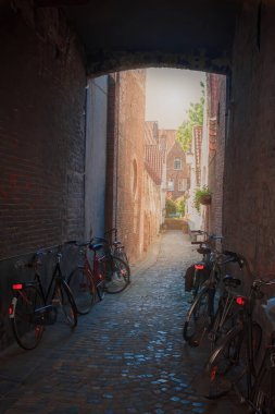 Bruges, Belnese 'de eski, karanlık bir taş cadde, bisikletler orada duruyordu..