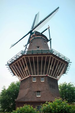 Hollanda 'da eski bir rüzgar gülü. Dikey resim.