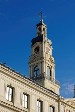 Gotik tarzda beyaz eski saat kulesi, Riga..