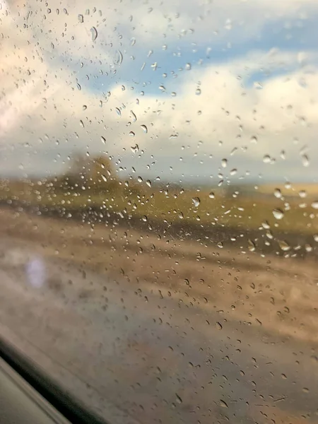 夏天的雨天 雨滴落在车窗上 玻璃上的水滴在云彩的衬托下 — 图库照片