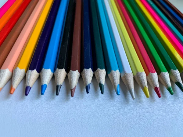 Crayons Couleur Sur Fond Blanc Vue Dessus Crayons Colorés Disposés — Photo