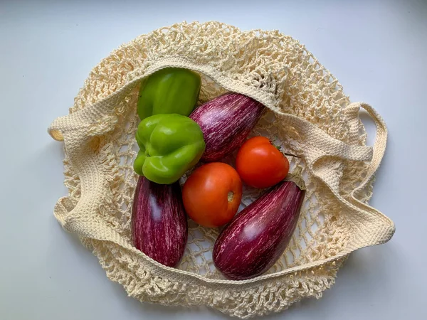 Verduras Frescas Tomates Pimientos Verdes Berenjena Una Bolsa Red Hay — Foto de Stock