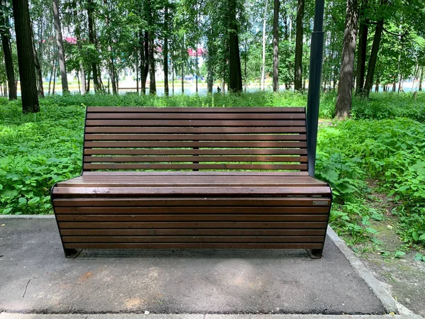 Banco Madeira Parque Entre Árvores Lugar Para Recreação Livre — Fotografia de Stock