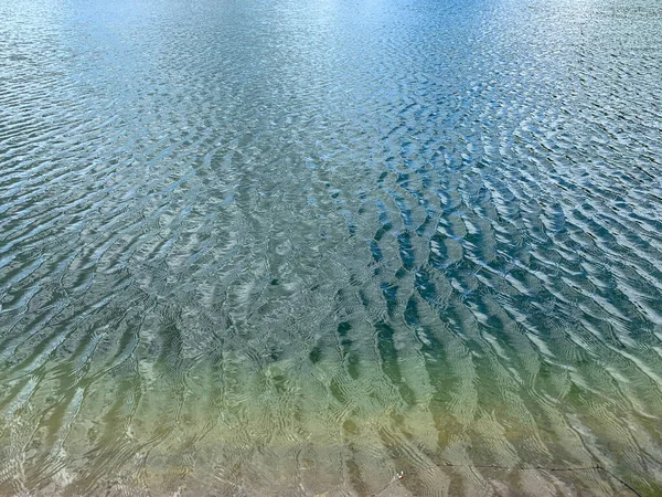 Powierzchnia Wody Jeziora Falami Turkusowe Tło Wody — Zdjęcie stockowe
