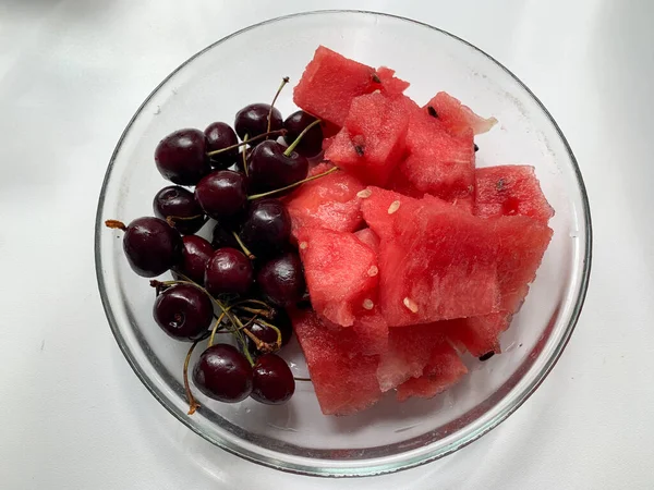 Kirsche Und Wassermelone Einem Transparenten Teller Auf Weißem Hintergrund Richtige — Stockfoto