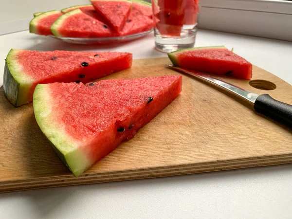 Der Prozess Des Schneidens Von Wassermelonen Frische Scheiben Wassermelone Auf — Stockfoto