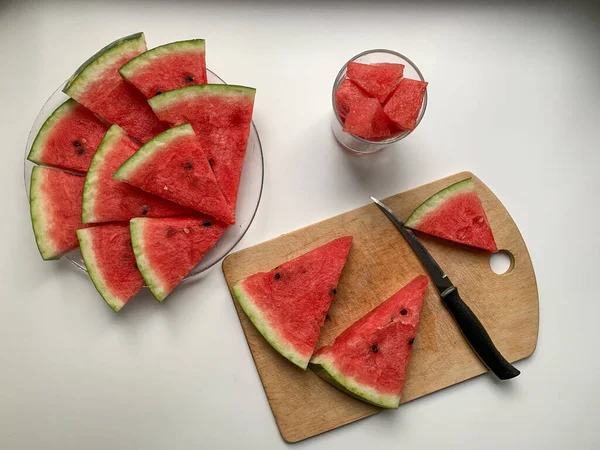 Der Prozess Des Schneidens Von Wassermelonen Frische Scheiben Wassermelone Auf — Stockfoto