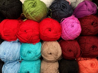 Çok renkli iplik topları yakın plan. Örgü örmek için iplik. Kendi ellerinle bir ürün yaratma kavramı. Hobiler, el sanatları, beceriler.