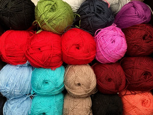 Çok renkli iplik topları yakın plan. Örgü örmek için iplik. Kendi ellerinle bir ürün yaratma kavramı. Hobiler, el sanatları, beceriler.