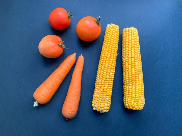 Costeletas Milho Cenouras Tomates Fundo Preto Comida Saudável Vegetarianismo Lanches — Fotografia de Stock