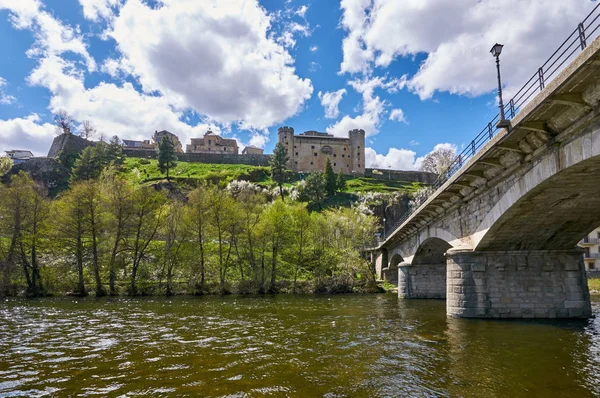Puebla de Sanabria Tera nehir kıyıdan tarihi kent görünümü