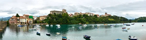 San Vicente de la Barquera bir panorama görünümünü... Cantabria. İspanya