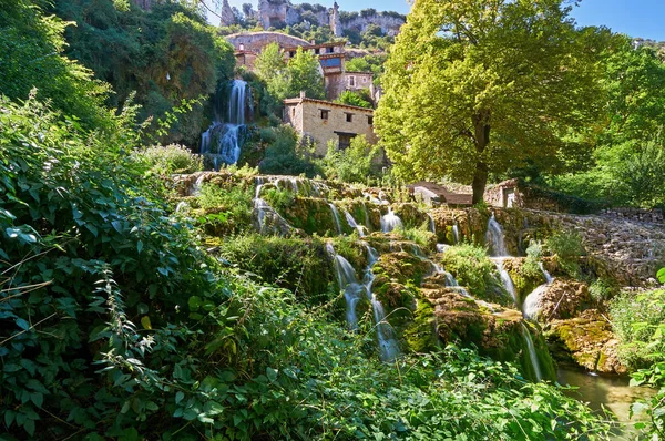 Cascata Che Cade Dal Centro Della Città Orbaneja Del Castillo — Foto Stock