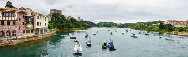 Köprünün üzerinden Brazo Belediye Başkanı bir manzara. San Vicente de la Barquera. Cantabria. İspanya