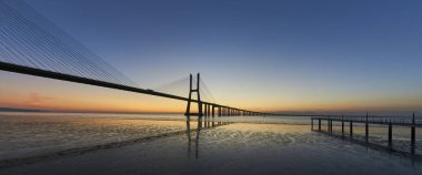 Lizbon'da Vasco da Gama köprüsünün uzun pozlama çekimi