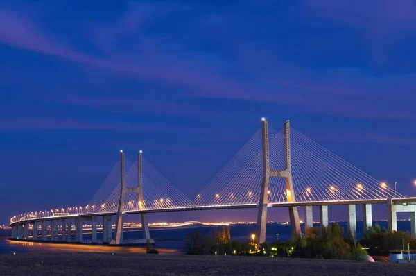 Vista noturna da ponte Vasco da Gama em Lisboa — Fotografia de Stock