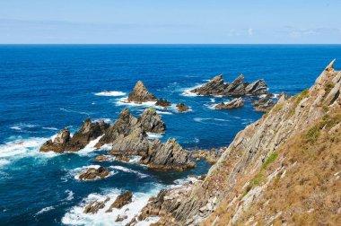 Deniz kenarındaki kayalar. Ortigueira. Coruna. İspanya