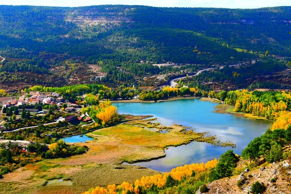 Cuenca, İspanya 'da küçük bir köyün manzarası. Bu fotoğraf ekim ayında, sonbaharın ortasında çekildi.