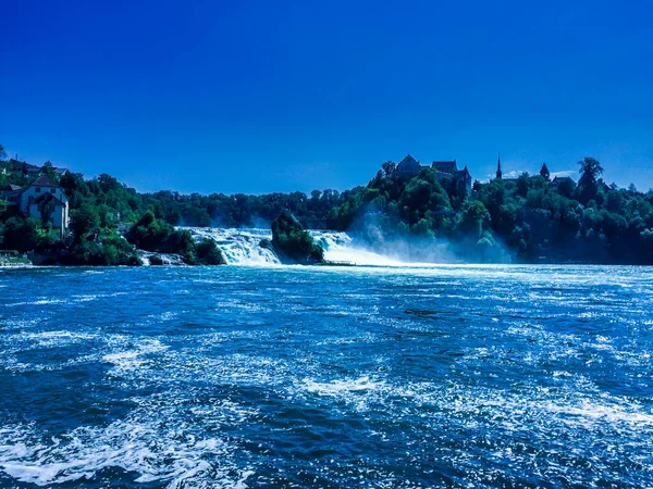 Ren Şelalesi İsviçre 'de güçlü ve cesur bir şelaledir..