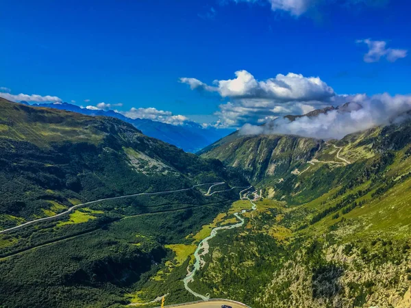 İsviçre 'deki dağın tepesine bakın.