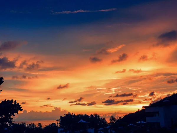Phuket Adası 'nda gün batımının tüm turuncu ve mavi gökyüzü