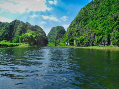 Tam Coc, Vietnam 'daki nehirde tekne gezisi..