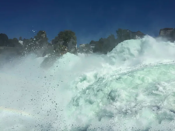 Ren Şelalesi İsviçre 'de güçlü ve cesur bir şelaledir..