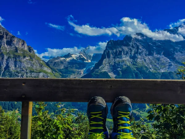 Ayaklar dinlenirken manzaraya bakıyor.