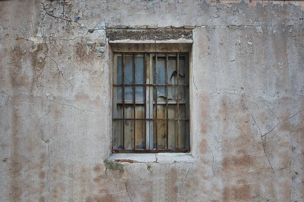 Janela Velha Com Vidro Quebrado Grade Edifício Abandonado Velho — Fotografia de Stock