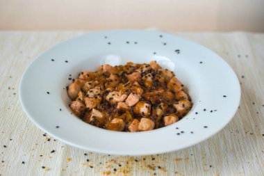 Soğanlı, soya fasulyeli ve chia tohumlu taze ton balığı.