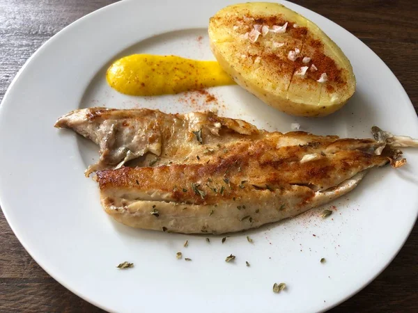 Fırında patates ve mango soslu ızgara balık. Sağlıklı ve lezzetli Akdeniz yemekleri