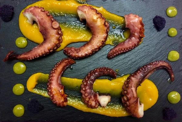 Kabak soslu, soslu, soslu ve havyarlı ahtapot tabağı. Akdeniz yemeklerinin en üst görüntüsü