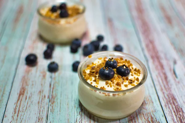 Limonlu yaban mersinli yoğurt ve küçük bardakta çıtır çıtır.