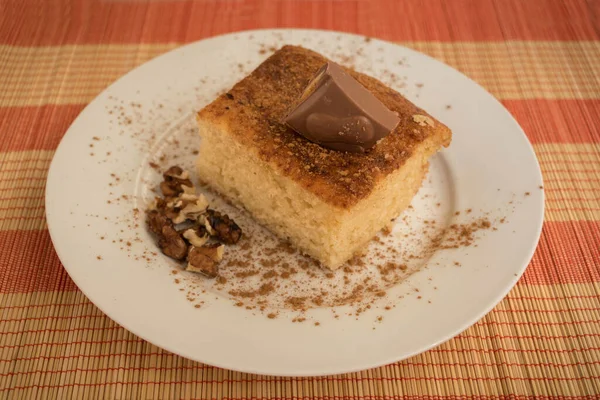 Tarçınlı, fındıklı ve çikolatalı ev yapımı kek.