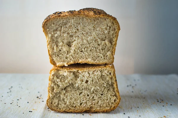 Chia çekirdekli toptan ekmek, beyaz üzerine yarı izole edilmiş ve üstteki boşluğu kopyala