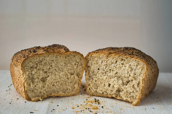 Vollkornbrot Mit Chia Samen Der Hälfte Gebrochen Isoliert Auf Weiß — Stockfoto