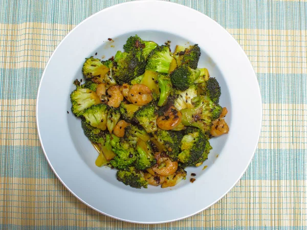 Karides ve fındıklı brokoli.