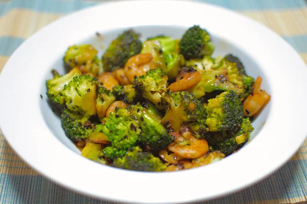 Karides ve fındıklı brokoli.