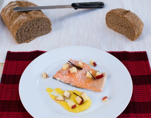 Sos ve elmalı fırında somon. Ev yapımı ekmek.