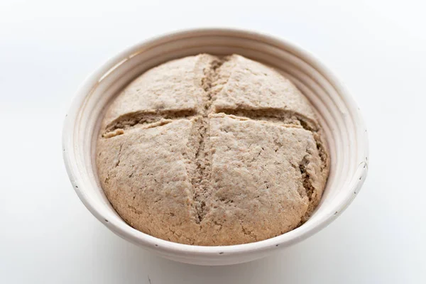 Banneton 'ın içinde taze kesilmiş çiğ ekmek hamuru topu.