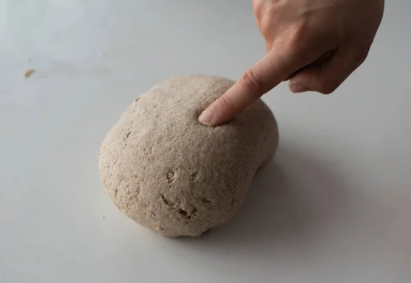 Brotteig Mit Dem Finger Kneten — Stockfoto