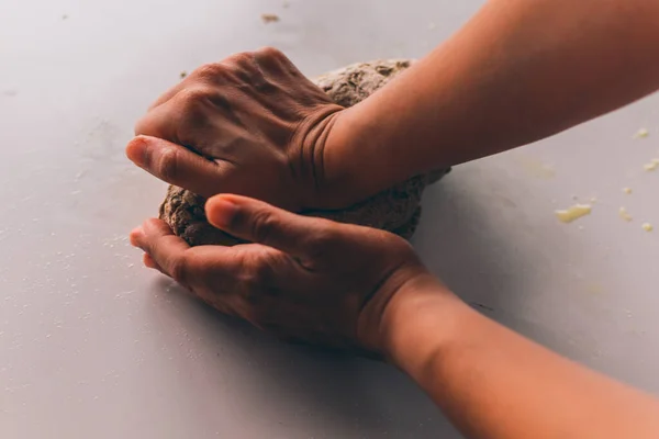 Mains Femme Pétrissant Pâte Pour Faire Pain — Photo