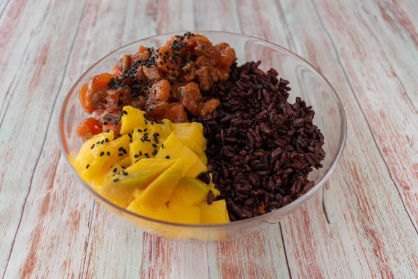 Çiğ Organik Ton Balığı Poke Kasesi, masaya yakın plan pirinç ve sebzeler..