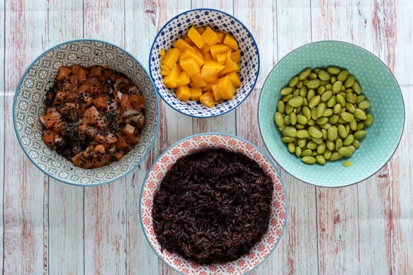 Kasede dürtmek için gerekli malzemeler. Siyah pirinç, ton balığı ya da somon, mango ve soya fasulyesi. Üst görünüm