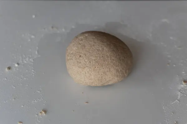 Beyaz arka planda izole edilmiş pizza ya da ekmek pişirme için taze çiğ hamur.