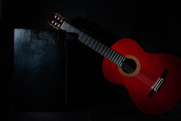 Siyah sırtında flamenko cajon olan İspanyol klasik kırmızı gitarı.