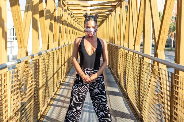 Siyah elbiseli genç sarışın kadın, küstah bakışlarıyla ufka bakıyor.