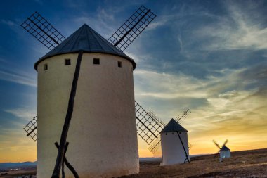 Güneşli bir günde eski İspanyol yel değirmenlerinin günbatımı