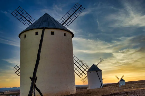 Güneşli bir günde eski İspanyol yel değirmenlerinin günbatımı