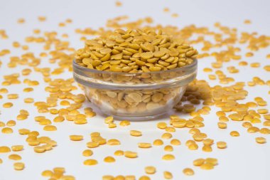 Hindistan 'da urad dal olarak da bilinen cam bir kasede bölünmüş ve derisi olmayan siyah bir gram veya mercimek.